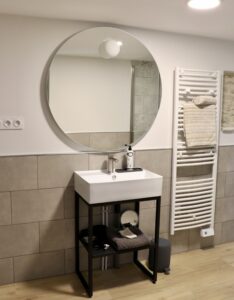 Walnut Bedroom - Ensuite shower room